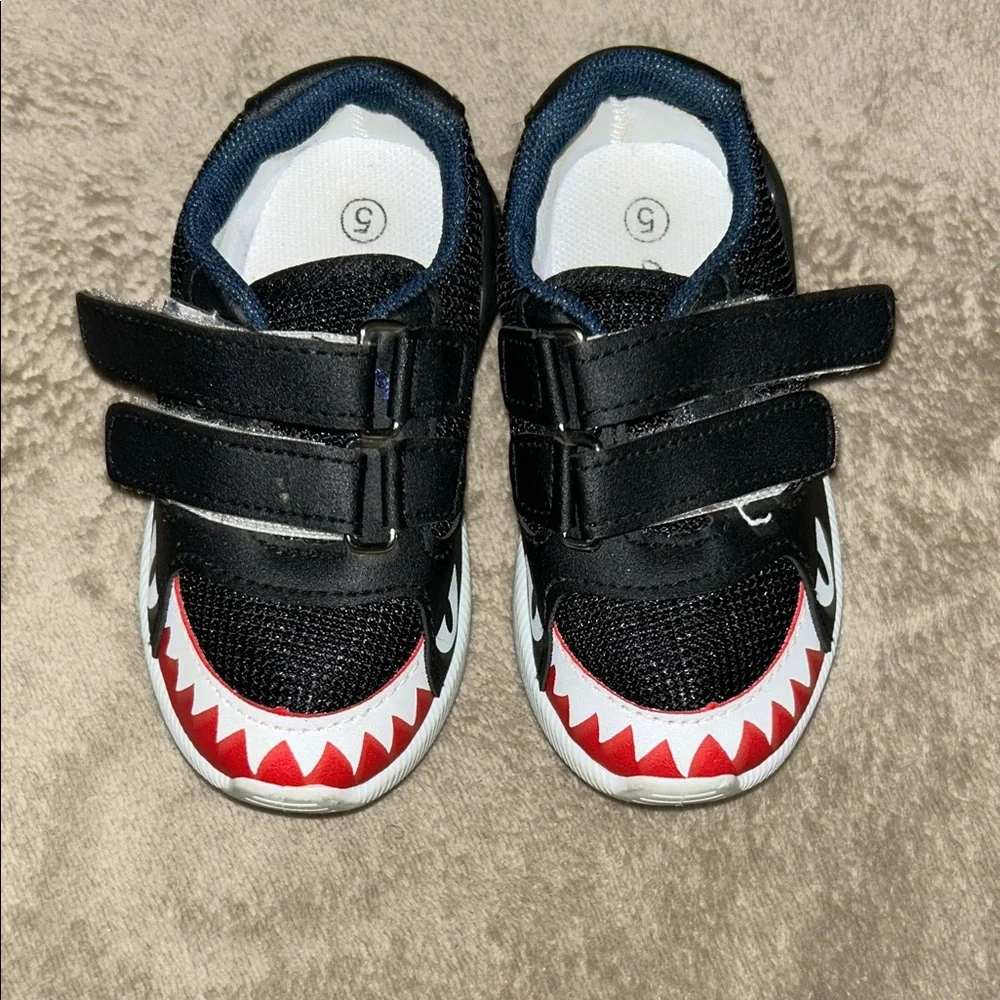Shark Bite 🦈 Black and Red Kids Light-Up 🚨Shoes with Velcro Straps - Picture 6 of 6